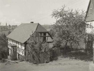 Hirschfelde-Rosenthal, Umgebindehäuser mit Einfriedung und Handschwengelpumpe