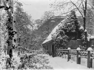 Verschneites einstöckiges Wohnhaus