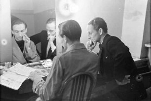 Plaza: Plaza-Girls proben; Beck und Mr. Ewys in der Garderobe