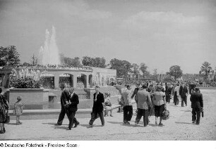 Besucher vor einem Springbrunnen auf dem Ausstellungsgelände