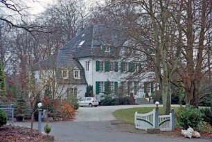 Hamburger Straße 84: traufständiges Landhaus: Straßenfront mit Eingangsportal mit Säulen, Freitreppe, Sprossenfenster mit Fensterläden, mittiger Zwerchgiebel: links Anbau: davor Auffahrt, vorne Holztor: 17. November 1998