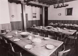 Chemnitz, Landwirtschaftliche Schule, Inneres, Speiseraum mit für das Mittagessen eingedeckten Tischen. An der Rückwand ein Portrait von Adolf Hitler