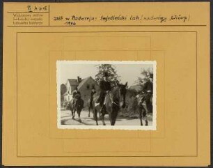 Sorbentreffen in Radibor 1946. Festumzug der Radiborer Osterreiter : Zlět w Radworju 1946. Swjedźenski ćah Radworskich křižerjow.