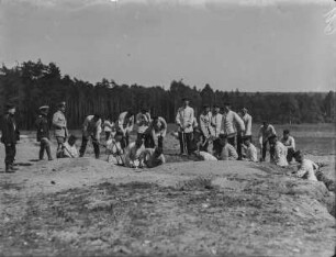 Soldaten beim Graben : Schützen-Füsilier-Regiment „Prinz Georg“ (Königlich Sächsisches) Nr. 108. Eine Gruppe Soldaten hebt einen Graben aus.
