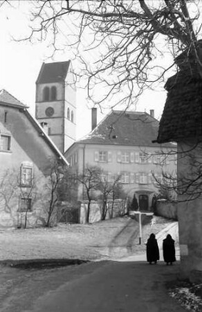 Hochsal: Gasse mit Pfarrhaus und Alte Hotzenkirche