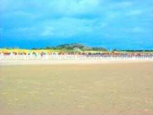 Strand mit bunten Strandkörben und blauem Himmel (Altersgruppe bis 14)