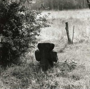 Steinkreuz : Steinkreuz (Tatzenkreuz). Sandstein, 104 x 58 x 23 cm. Wünschendorf (Dürrröhrsdorf-Dittersbach-Wünschendorf), Straßengabel Eschdorf / Dittersbach. D 221