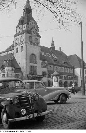 Autos vor der Kongreßhalle