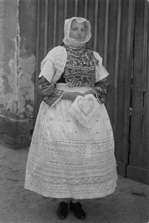 Zamama - Brautbeschützerin in Hoyerswerdaer Tracht. : Zamama - Słónka we Wojerowskej narodnej drasće.