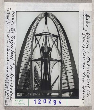 Naum Gabo: Metallplastik, Skulptur vor dem Warenhaus De Bijenkorf, in Rotterdam