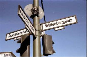 Berlin: Straßenschild: Wittenbergplatz - Ansbacher Straße - Tauen[t]zienstraße