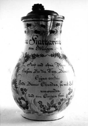Birnkrug mit Zinndeckel: Blumendekor. Sinnspruch