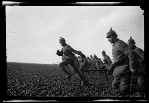 Nicht identifizierbare Gegend in Nordfrankreich oder Belgien: Soldaten mit Pickelhaube im Sturm als "vorgehende Schützenlinie" - "Übung"
