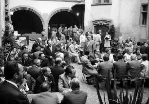 Freiburg: Rathaushof, Gruppen und Tische im Hof [Verabschiedung von Frau Bellinghausen als Stadträtin?]