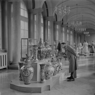 Dresden. Zwinger, Porzellansammlung. Blick durch die Langgalerie mit Ausstellungsvitrinen und Vasen (Selbstporträt? des Fotografen)