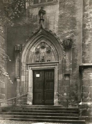 Oschatz, Ägidienkirche, Außenansicht : Östliches Südportal (um 1450, das Türgewände neu)