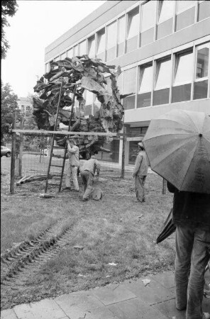 Großplastik des Bildhauers Prof. Hans Kindermann für die Universität Karlsruhe.