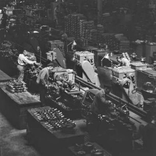 Blick in die Produktionshalle von Borgward, Produktion von Kurbelwellen
