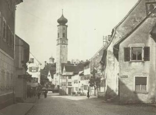 Isny im Allgäu. Obertorstraße zum Markt. Im Hintergrund der Blaserturm