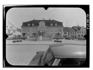 Stavenhagen, Markt 1. Fritz-Reuter-Literaturmuseum (ehem. Rathaus, 1785/1788). Marktfront mit Fritz-Reuter-Denkmal (1909/1911; W. Wandschneider)
