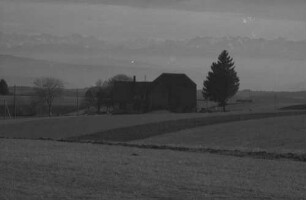 Höchenschwand: Alpenblick von Höchenschwand, mit Haus im Vordergrund