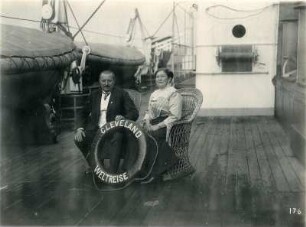 Touristenpaar in Korbmöbeln an Deck des Passagierdampfers Cleveland