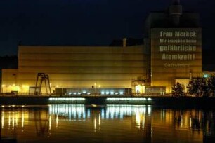 30. Juni 2007: Frau Merkel: Wir brauchen keine gefährliche Atomkraft! Greenpeace fordert mit einer Projetion auf das Gebäude des AKW Krümmel den Ausstieg aus der Nutzung von Kernenergie. Die Aktivisten protestieren zwei Tage nach dem Störfall mit dem Brand im Trafo-Haus und der anschliessenden Abschaltung des AKW