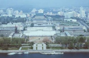 Blick auf die Große Studienhalle des Volkes am Ufer des Taedong-gang