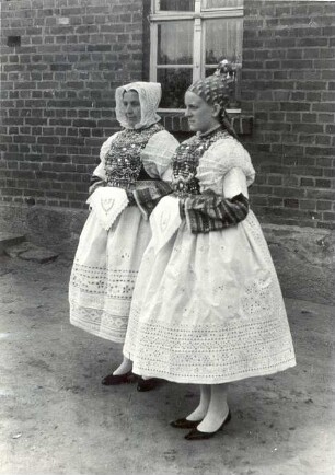 Brautjungfer und Brautführerin aus Bluno : Kleidung - Hoyerswerdaer Tracht. Ort: Bluń / Bluno. Brautführerin (zamama) und Brautjungfer (družka)