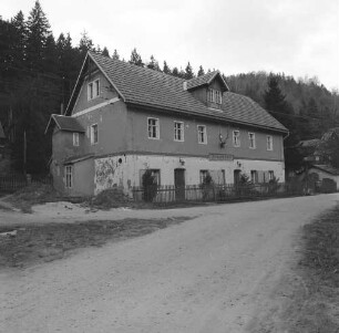 Sebnitz-Ottendorf, Zeughausstraße 5. Zeughaus (Altes Forsthaus, Erwähnung 1642, um 1870) im Großen Zschand, Hintere Sächsische Schweiz. Straßenansicht