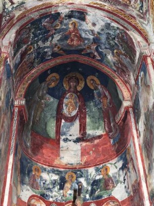 Fresko in der Apsiskalotte: Maria mit Christus Emanuel im Medaillon, flankiert von Petrus und Paulus