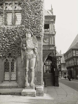 Halberstadt, Roland an der Ecke der Westfassade des Rathauses