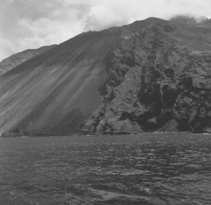 Stromboli, Blick vom Schiff auf die Insel
