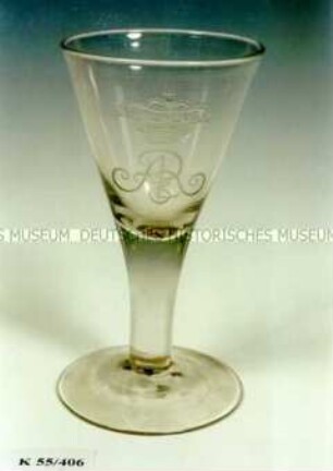 Kelchglas mit Monogramm AR3 und Krone