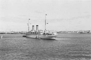 Reisefotos Mittelmeer. Blick vom Passagierschiff "Milwaukee" auf eine Hafenstadt und ein auslaufendes Passagierschiff