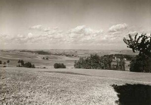 Erzgebirge. Landberg. Blick nach Nordnordwesten. In der Mitte das Tal der Großen Triebisch ab Herzogswalde, rechts die Kirche von Herzogswalde und das Schloss