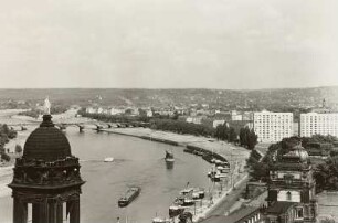 Dresden. Blick vom Georgentor über die Turmspitze des Ständehauses elbaufwärts : Terrassenufer, Dampferanlegestelle
