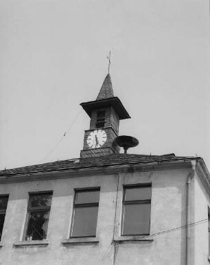 Eichigt-Bergen (Kr.Oelsnitz). Wohnhaus (ehem.Schule), Eichigter Str.2 Uhrturm
