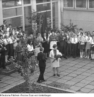 Schulen (Schuleinführung, Wahlveranstaltung, Apell, prominente Besucher, Veranstaltung, Konzert, Häuser, Kegeln, Skulptur, ...)