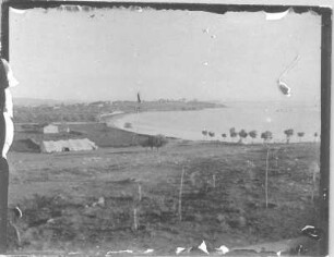 Türkei. Küstenlandschaft mit großem Zelt im Vordergrund