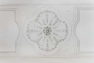 Stuckornamente einer Korridordecke — Blütenornament in Vierpasskartusche