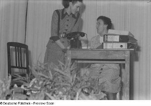 Zwei Schauspielerinnen in einer Aufführung beim Kreisausscheid für Volkskunst