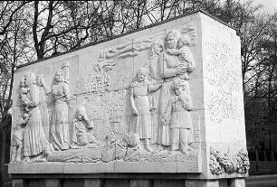 Berlin: Ostsektor; Sowjetischer Ehrenfriedhof; Relief über den russischen Feldzug