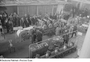 Besucher an verschiedenen Ständen der Technischen Messe 1953