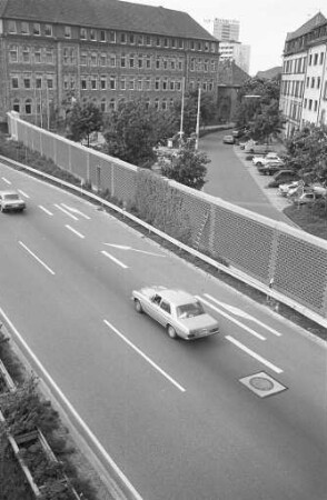 Lärmschutzwand bei der Vogesenbrücke für die Anwohner der südlichen Hardtstraße und der Hardtschule