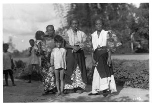 Bei Manila (Philippinen). Gruppenaufnahme von Philippinos mit Kindern