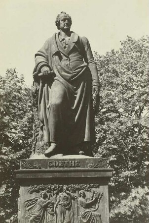 Goethe-Denkmal, Frankfurt a.M. : Goethe-Denkmal am Goetheplatz (mittlerer Teil des Roßmarktes) in Frankfurt am Main (Sockelrelief mit Motiven aus Goetes Dichtungen)