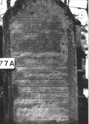 Grabstein 277 (Index: 99898566) Material: Sandstein Zustand: angewittert Maße HxBxT: 196x74x23 cm Beschreibung: aufgesockelte Stele mit Segmentbogenabschluss, Doppelgrabstein Besonderheit: Doppelgrab für Eheleute: Grabstein 277A