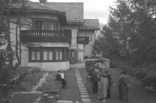 St. Moritz: Prinzenpaar wird gemalt (Hintergrund Haus), mit Publikum