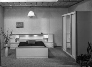 Ausstellungskoje des VEB Möbelkombinat Zeulenroda-Triebes (ZEUTRIE) mit Schlafzimmer